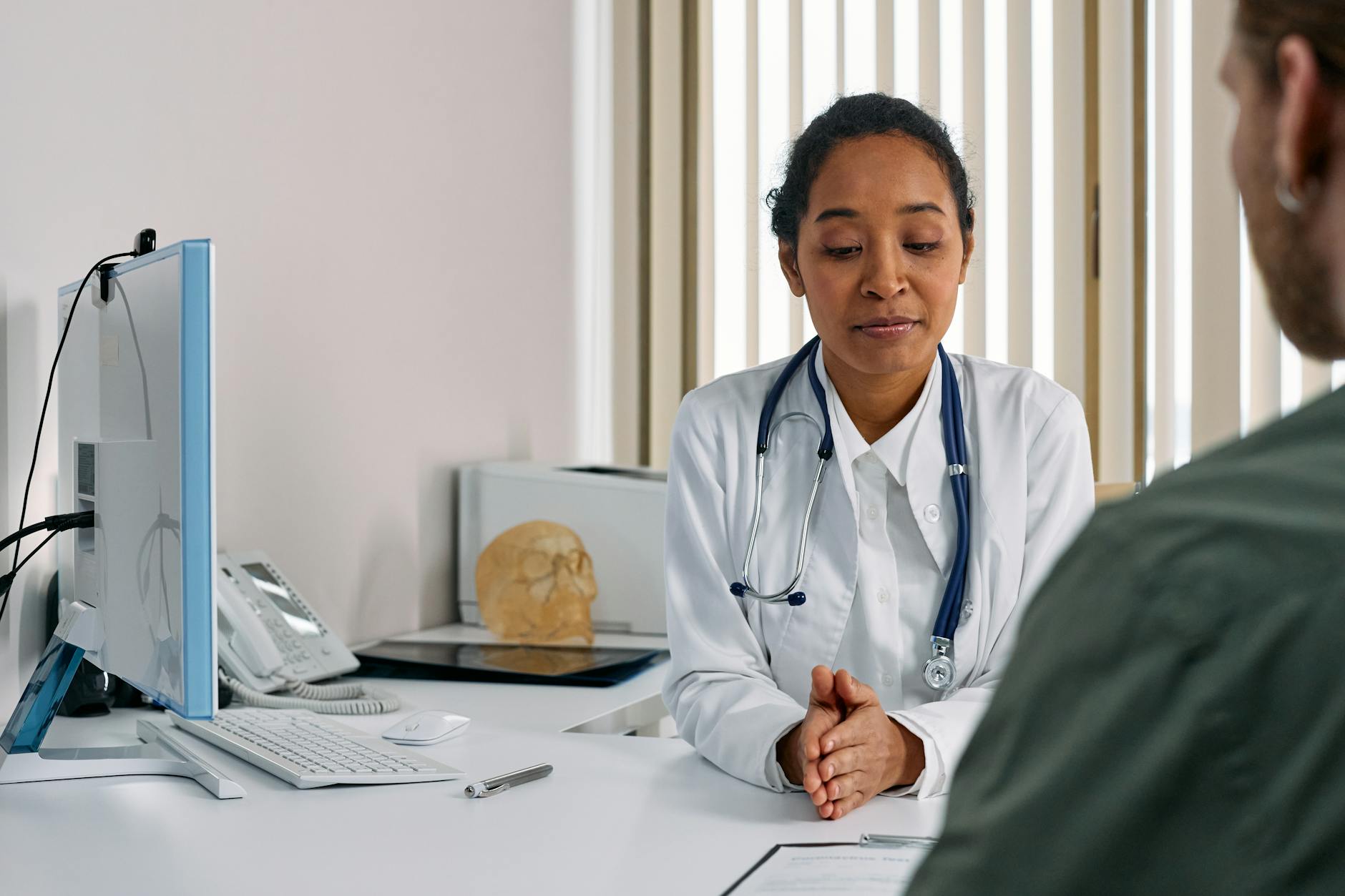 Ärztin bespricht Vorsorge-Check-up-Ergebnisse mit einer Patientin